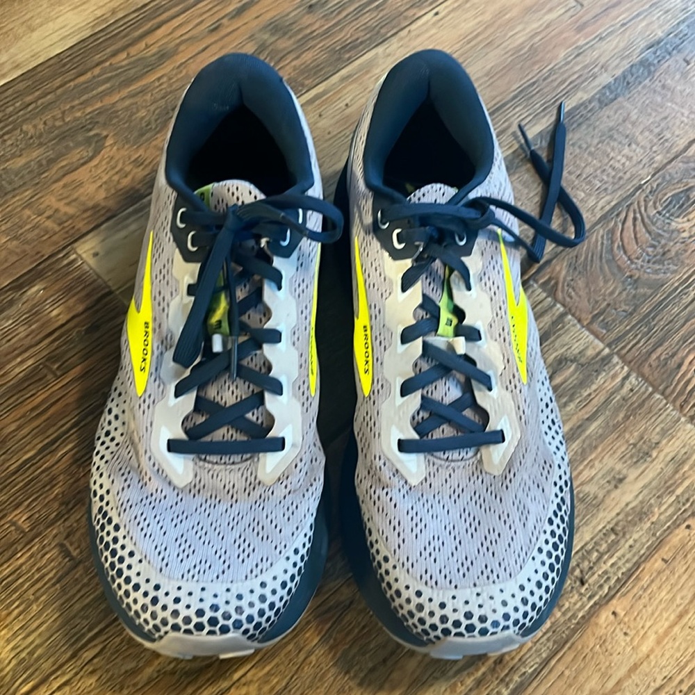 Men’s Brooks trail shoes size 11 great shape